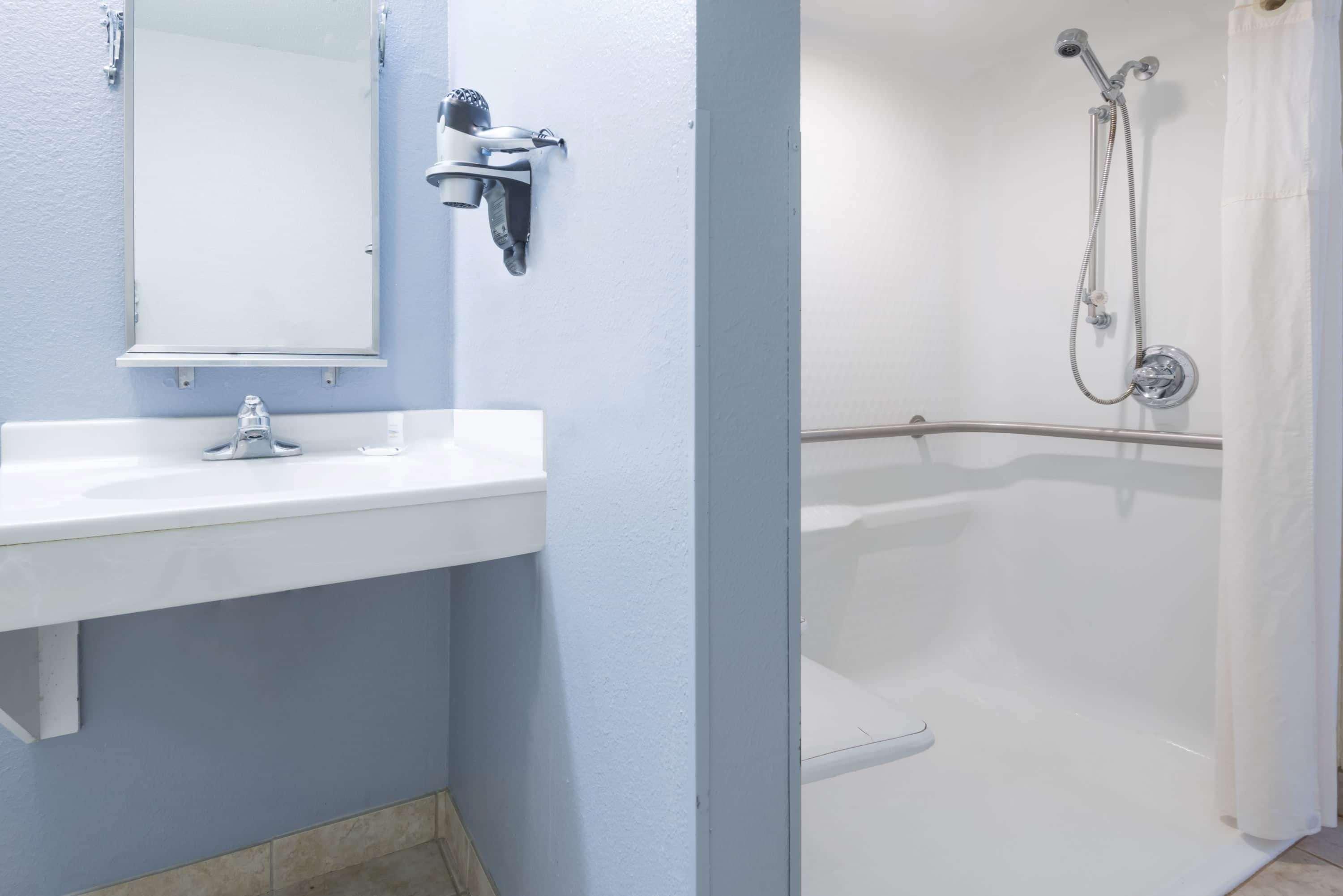 Microtel Inn & Suites By Wyndham Kansas City Airport Exterior photo