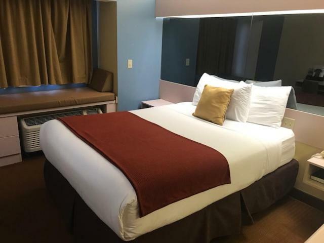 Microtel Inn & Suites By Wyndham Kansas City Airport Exterior photo